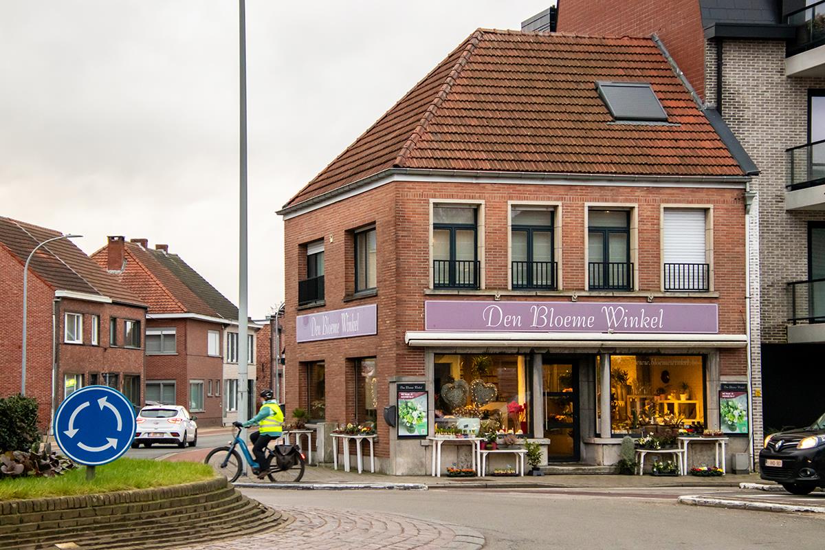 Den Bloeme Winkel aan het rond punt in Merksplas