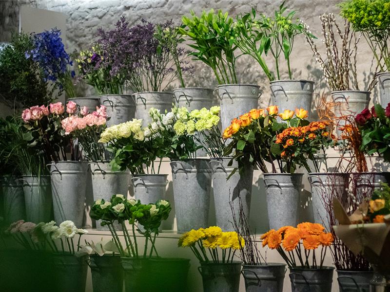 Bloemstukken naar wens met dagverse bloemen.